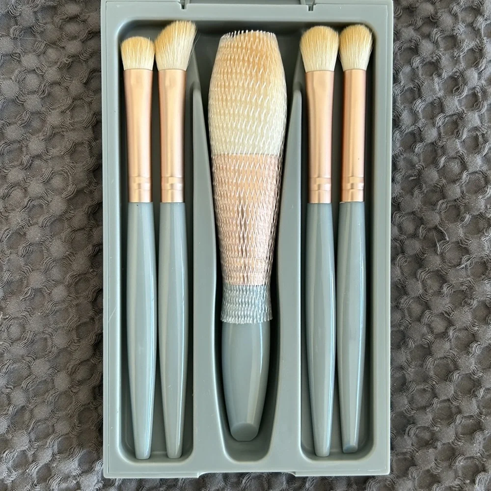 New Travel Makeup Brush Kit with Mirror